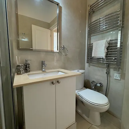 Cozy House Near The In Regina Gardens וילה פאפוס