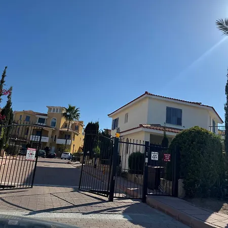 וילה Cozy House Near The In Regina Gardens